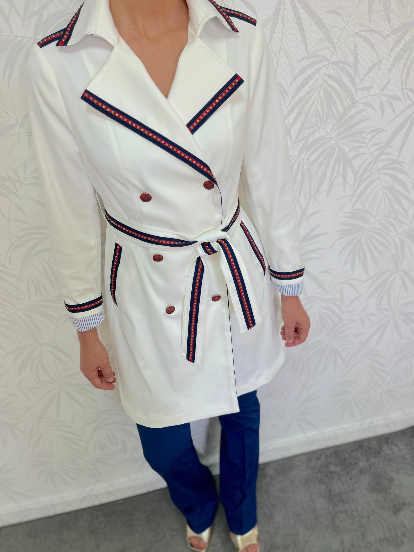 TRENCH CON CINTA MARINERA