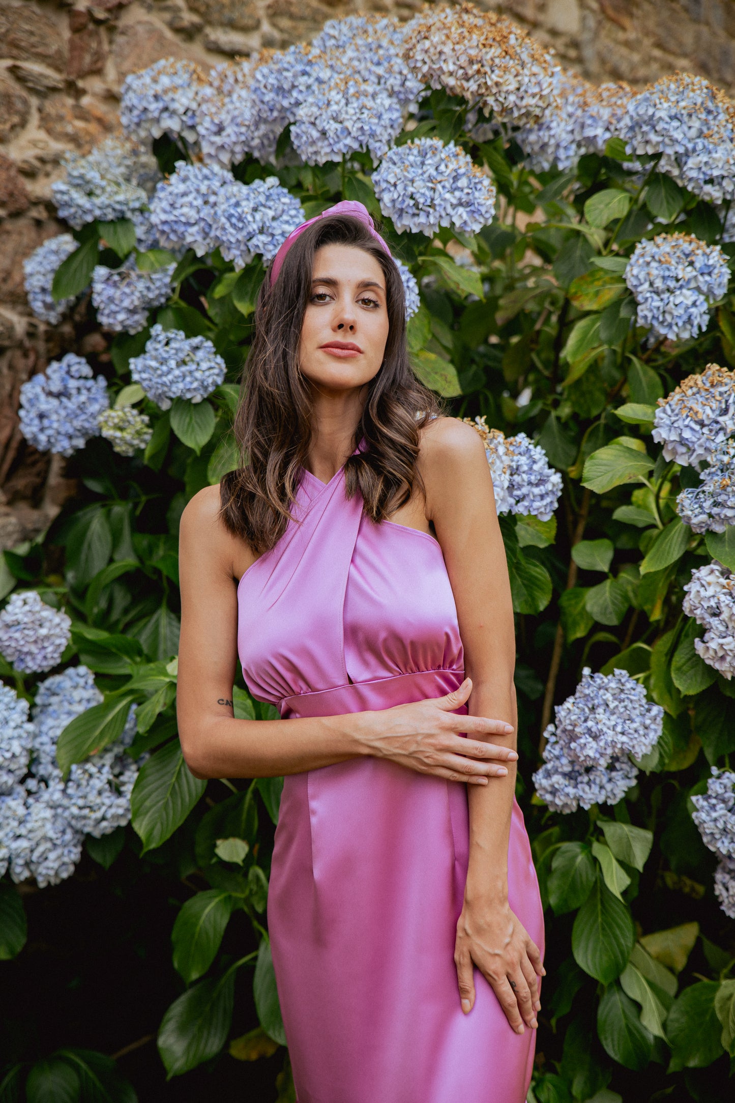 vestido-boda-rosa-fluido-escote-halter
