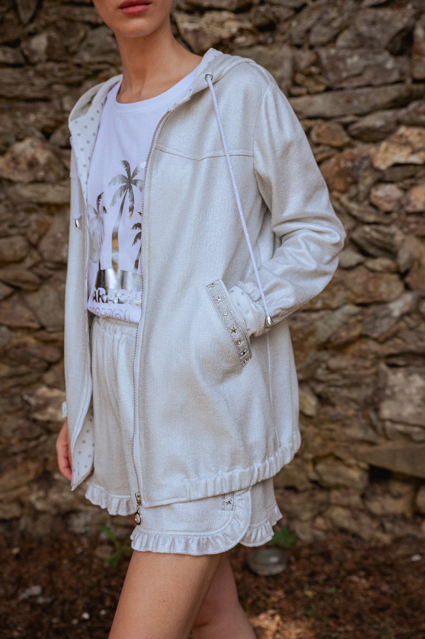 SUDADERA PREPPY CON CAPUCHA Y BRILLO PLATA