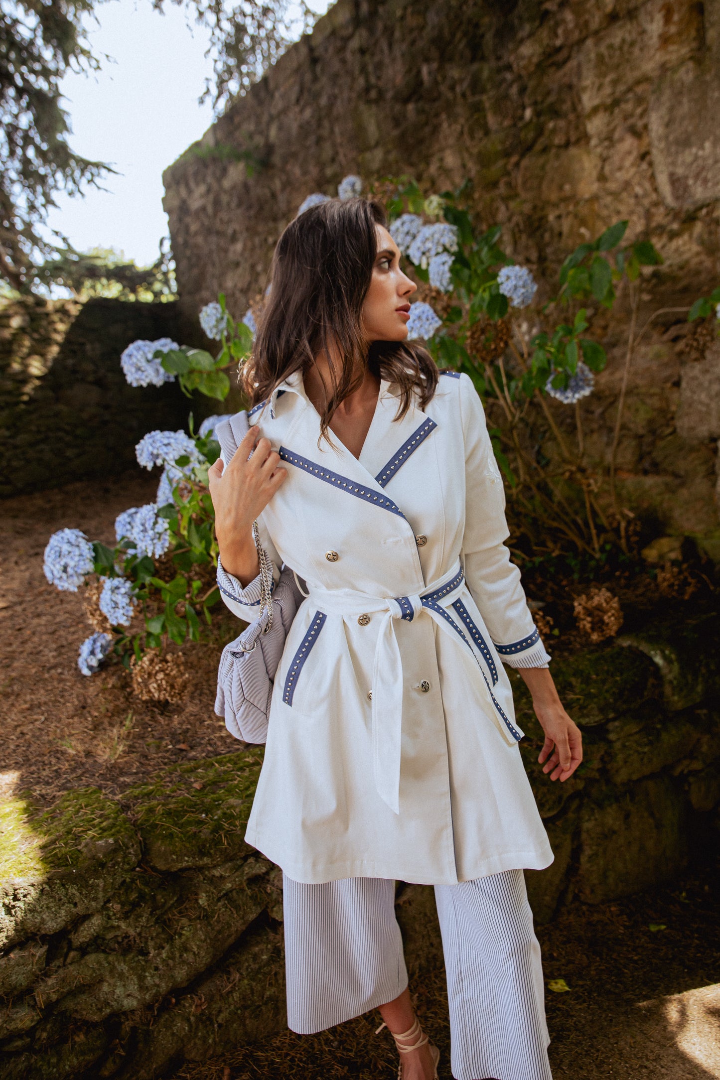 TRENCH CON DETALLES DENIM