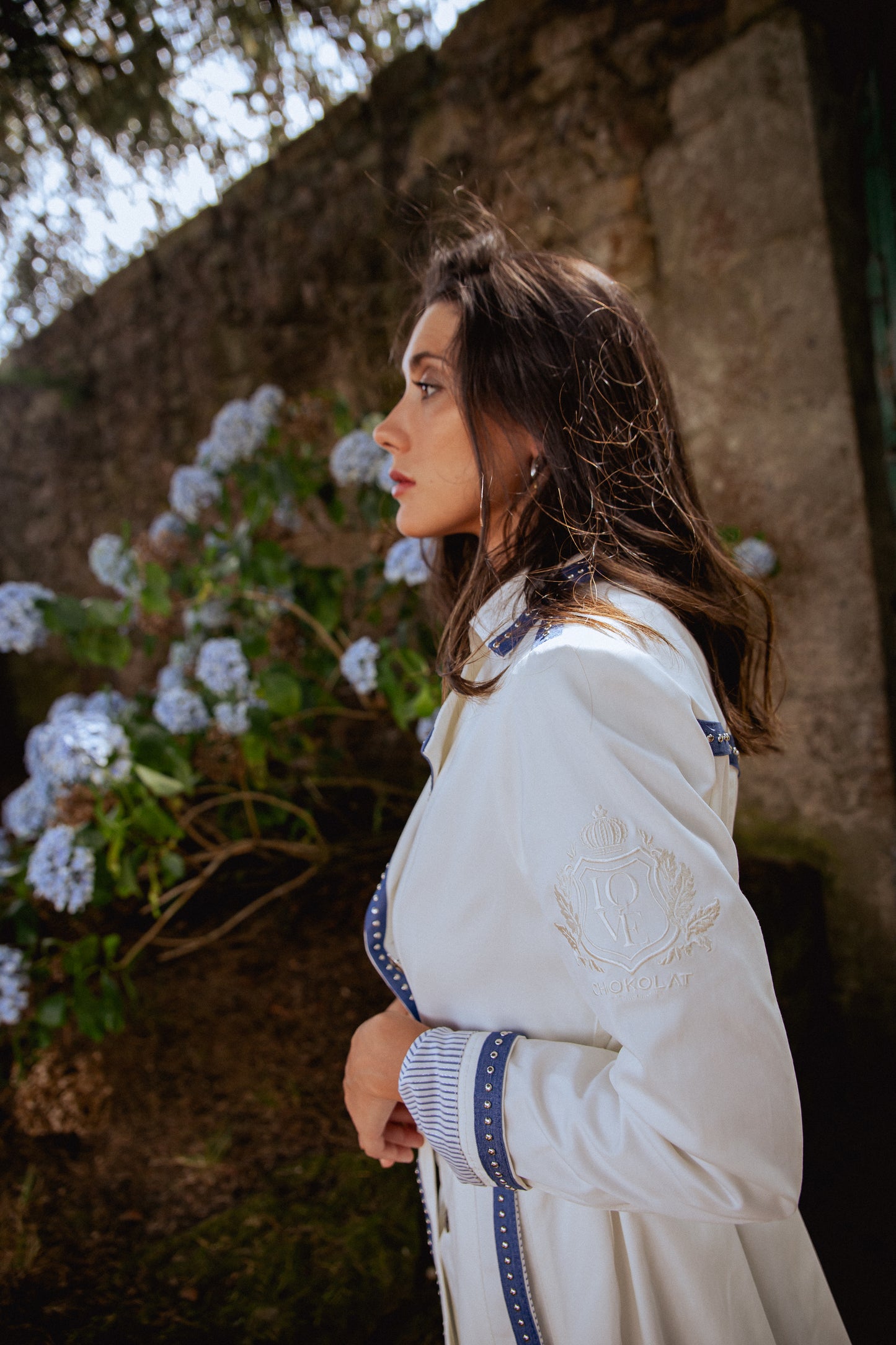 TRENCH CON DETALLES DENIM