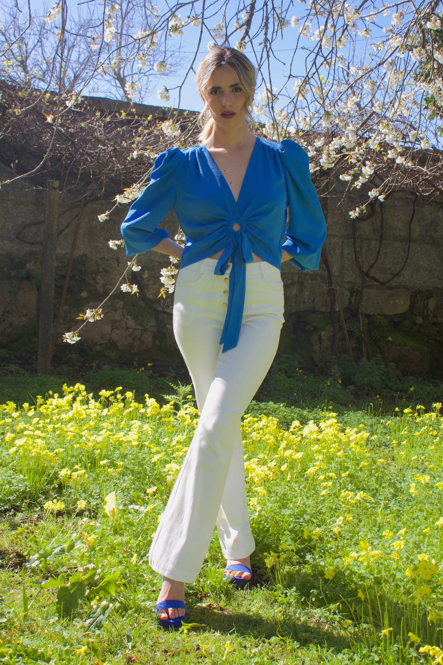 CROP TOP FLUIDO CON LAZO | AZUL KLEIN