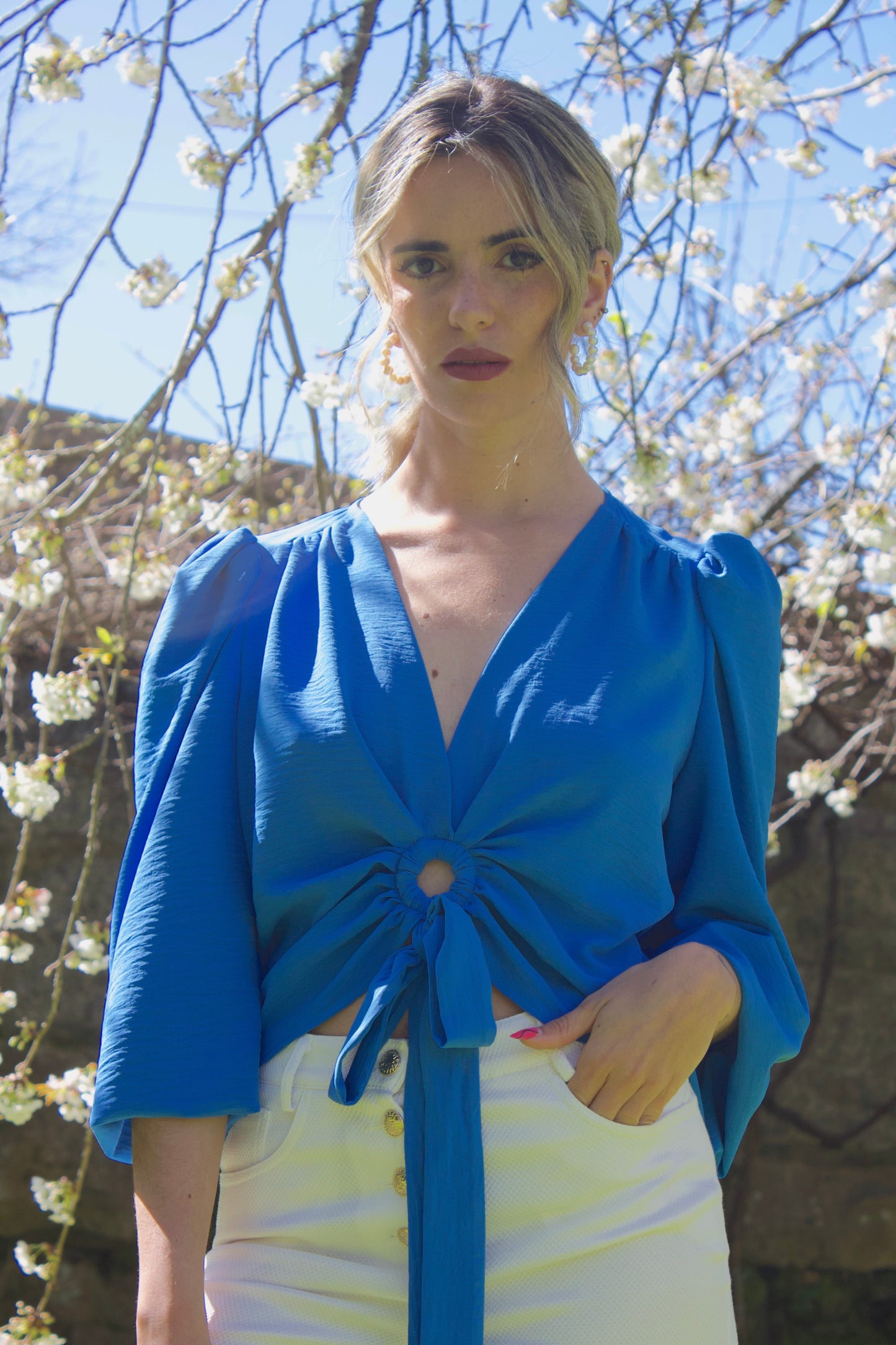 CROP TOP FLUIDO CON LAZO | AZUL KLEIN