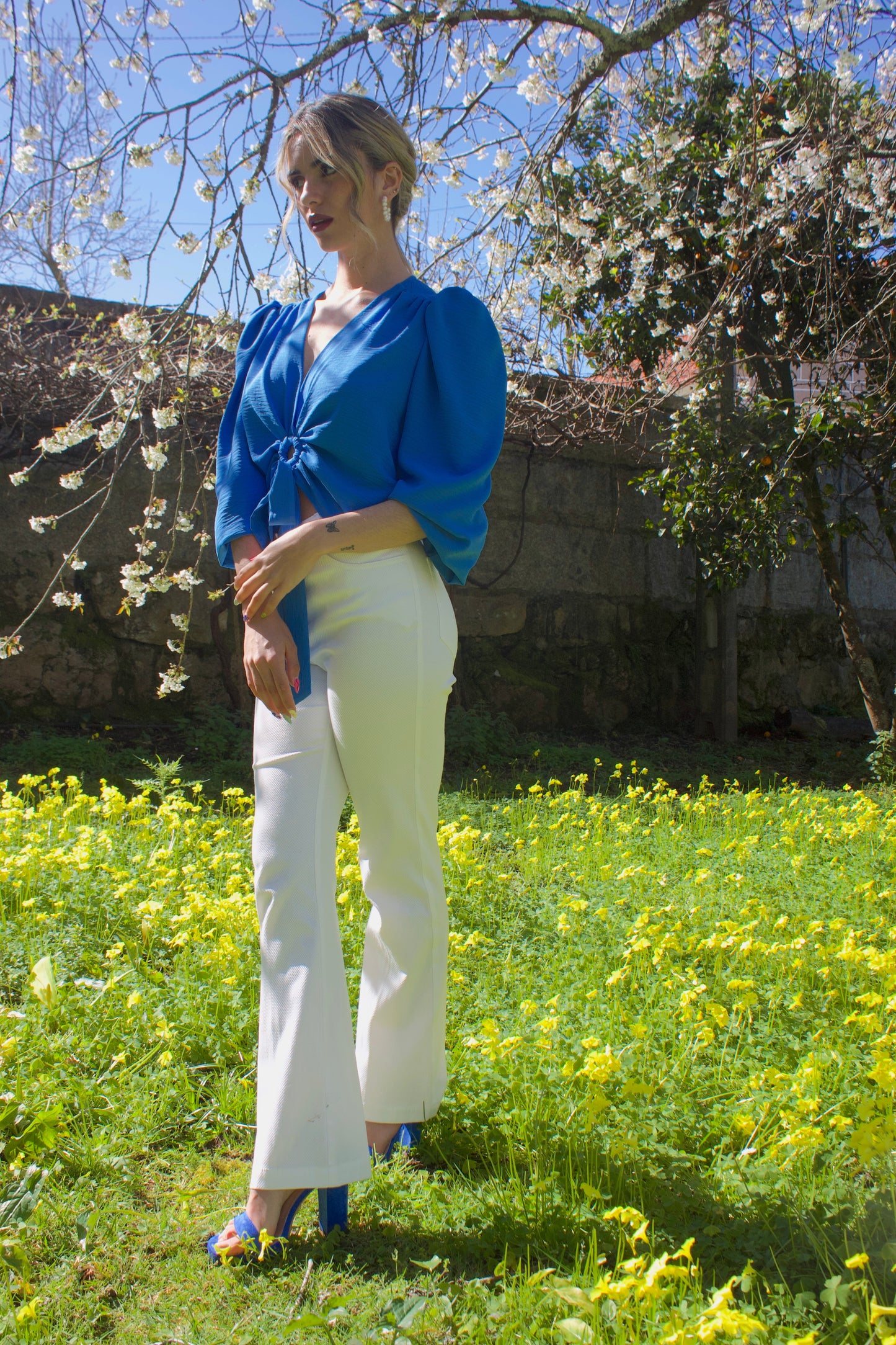 CROP TOP FLUIDO CON LAZO | AZUL KLEIN