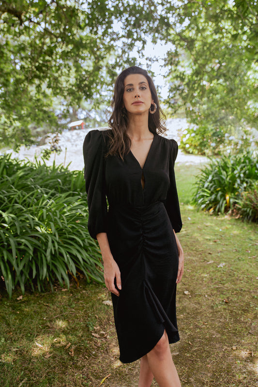 vestido-corto-negro-manga-abullonada-cut-out